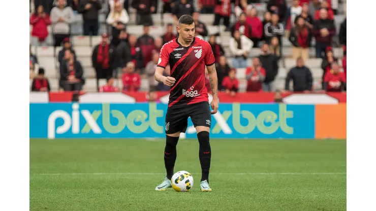 Hugo Moura durante confronto contra o Goiás no Campeonato Brasileiro de 2022.