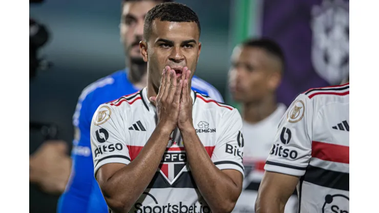 Alisson jogador do Sao Paulo durante partida contra o Goias no estadio Serrinha pelo campeonato Brasileiro A 2023. Meia vem sendo criticado. Foto: Isabela Azine/AGIF
