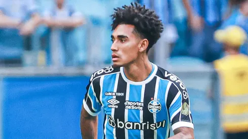 Du Queiroz jogador do Grêmio durante partida contra o Santa Cruz-RS no estádio Arena do Grêmio pelo campeonato Gaúcho 2024. Foto: Maxi Franzoi/AGIF