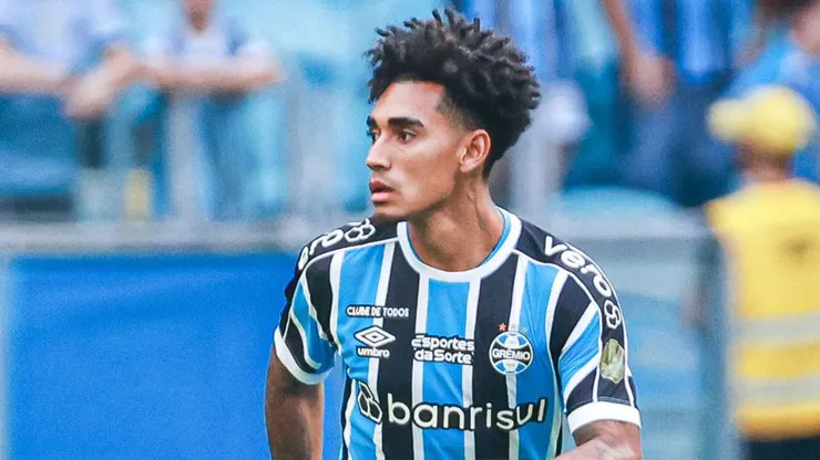 Du Queiroz jogador do Grêmio durante partida contra o Santa Cruz-RS no estádio Arena do Grêmio pelo campeonato Gaúcho 2024. Foto: Maxi Franzoi/AGIF