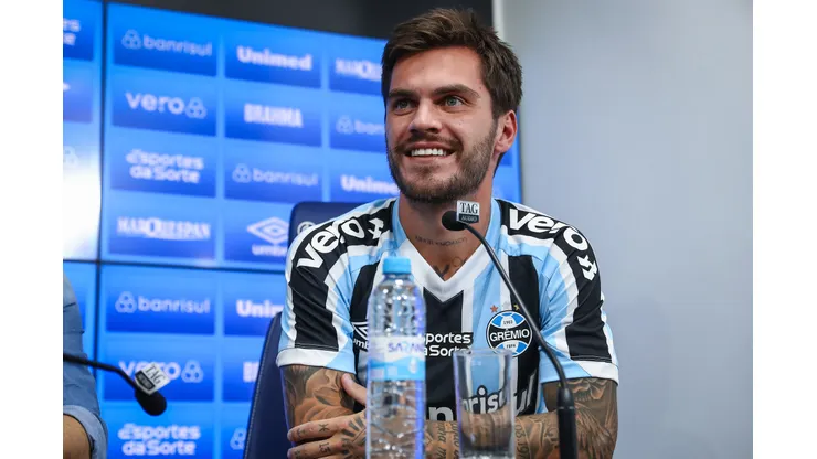 Nathan durante sua entrevista coletiva de apresentação no Grêmio em 2023.