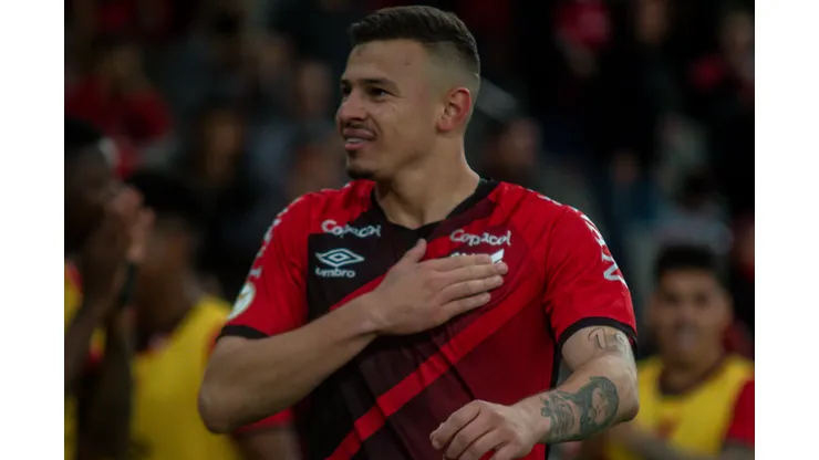 Hugo Moura durante confronto contra o Bragantino no Campeonato Brasileiro de 2023.