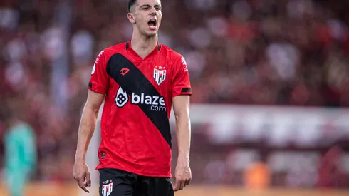 Shaylon jogador do Atletico-GO durante partida contra o Guarani no estadio Antonio Accioly pelo campeonato Brasileiro B 2023. Meia é cotado em Porto Alegre. Foto: Isabela Azine/AGIF