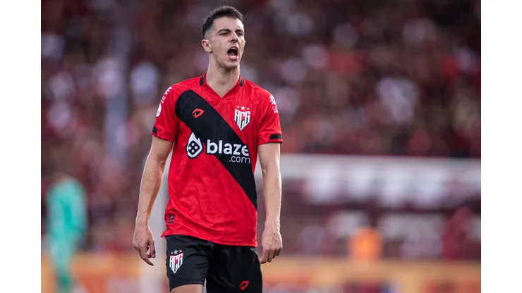 Shaylon jogador do Atletico-GO durante partida contra o Guarani no estadio Antonio Accioly pelo campeonato Brasileiro B 2023. Meia é cotado em Porto Alegre. Foto: Isabela Azine/AGIF