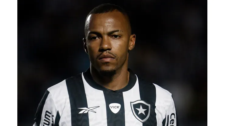 Foto: Vitor Silva/Botafogo - Marlon Freitas durante confronto contra o Grêmio no Campeonato Brasileiro de 2023.