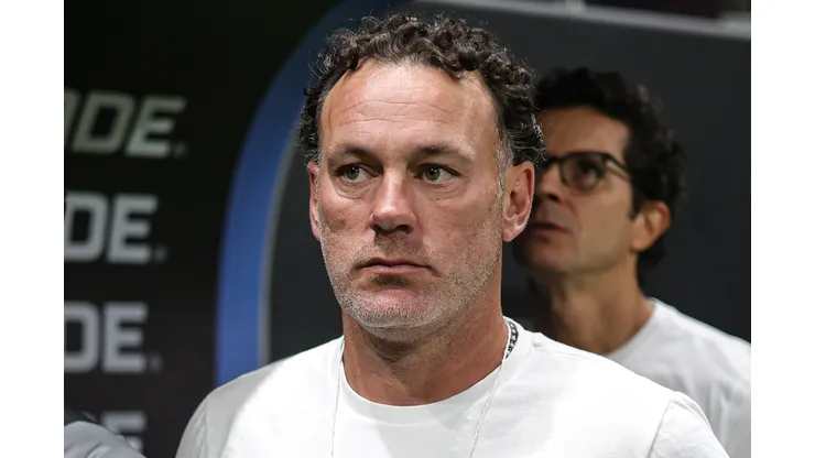 Gabriel Milito durante confronto contra o Rosario Central na Libertadores.