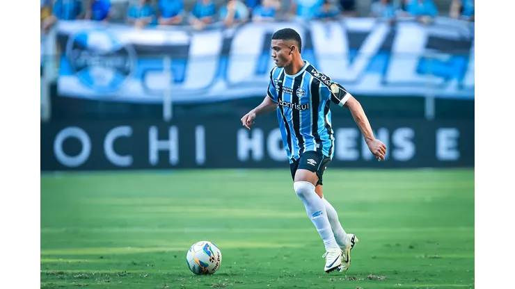 Gustavo Nunes jogador do Grêmio durante partida contra o Guarany de Bagé no estádio Arena do Grêmio pelo campeonato Gaúcho 2024. Imortal tomou decisão sobre o Atacante. Foto: Maxi Franzoi/AGIF