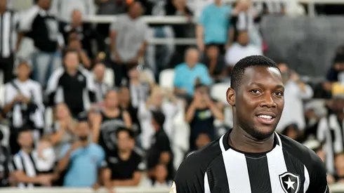 Patrick de Paula jogador do Botafogo durante partida contra o Ceilândia no estádio Engenhão pelo campeonato Copa do Brasil 2022. Meia está de volta aos jogos. Foto: Thiago Ribeiro/AGIF