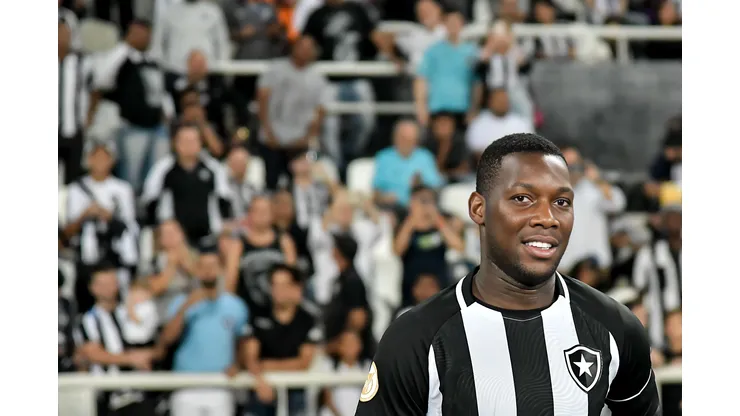 Patrick de Paula jogador do Botafogo durante partida contra o Ceilândia no estádio Engenhão pelo campeonato Copa do Brasil 2022. Meia está de volta aos jogos. Foto: Thiago Ribeiro/AGIF