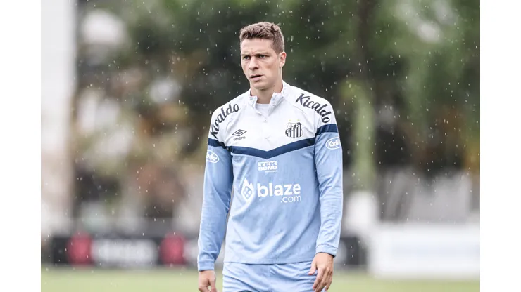 Julio Furch, centroavante do Santos, durante treinamento.