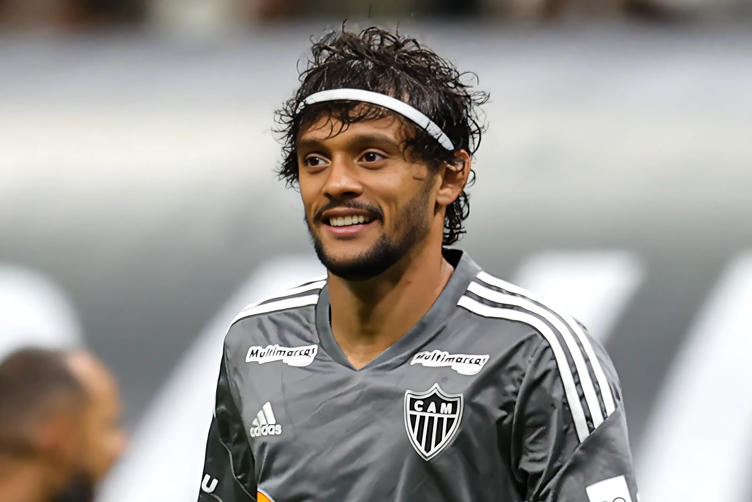 Gustavo Scarpa jogador do Atlético-MG durante aquecimento antes da partida contra o Cruzeiro no estádio Arena MRV pelo campeonato Mineiro 2024. Meia foi elogiado no Galo.  Foto: Gilson Lobo/AGIF