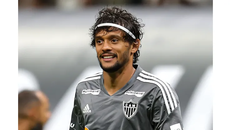 Gustavo Scarpa jogador do Atlético-MG durante aquecimento antes da partida contra o Cruzeiro no estádio Arena MRV pelo campeonato Mineiro 2024. Meia foi elogiado no Galo. Foto: Gilson Lobo/AGIF