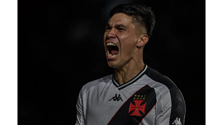 Galdames jogador do Vasco comemora seu gol durante partida contra o Agua Santa no estadio Sao Januario pelo campeonato Copa Do Brasil 2024.