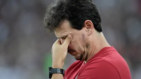 Fernando Diniz lamentando durante confronto contra o Colo-Colo na última terça-feira (9), pela Libertadores de 2024.