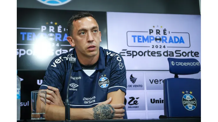 Vice-presidente de futebol Antonio Brum, apresenta o goleiro Marchesin como novo reforço do Gremio para a temporada 2024. Camisa 1 foi mal pela Copa Libertadores. FOTO: LUCAS UEBEL/GREMIO FBPA
