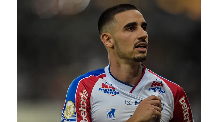 Thiago Galhardo jogador do Fortaleza comemora seu gol durante partida contra o Fluminense no estádio Maracanã pelo campeonato Brasileiro A 2022. Atacante deve ter novo clube na carreira. Foto: Thiago Ribeiro/AGIF