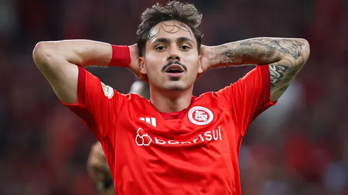 Maurício jogador do Internacional lamenta chance perdida durante partida contra o Goiás no estádio Beira-Rio pelo campeonato BRASILEIRO A 2023. Meia deve deixar o Internacional. Foto: Maxi Franzoi/AGIF