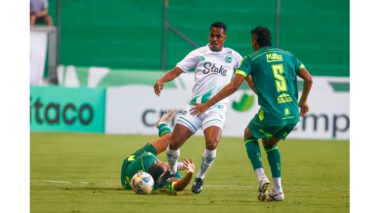 Caique jogador do Juventude durante partida contra o Avenida no estadio Alfredo Jaconi pelo campeonato Gaucho 2024. Volante deve fechar com o Vasco. Foto: Luiz Erbes/AGIF