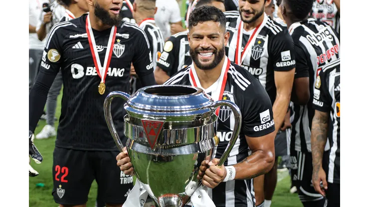 Hulk Jogador do Atletico levanta a taca e comemora o titulo mineiro ao final da partida contra o Cruzeiro no estadio Mineirao pelo campeonato Mineiro 2024. Gilson Lobo/AGIF