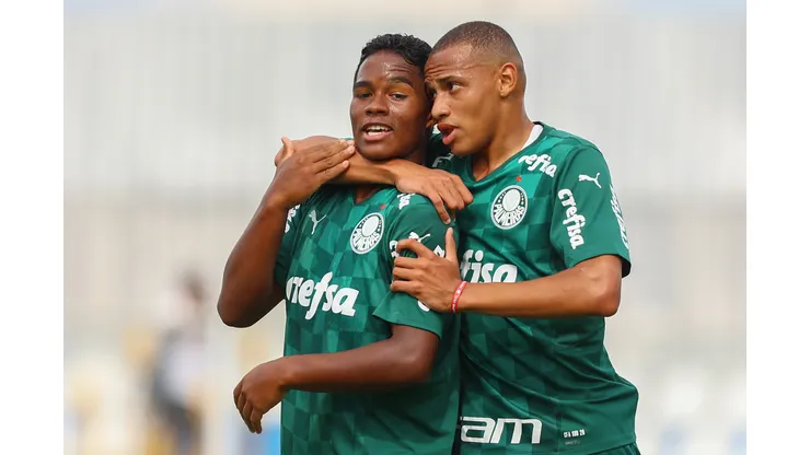 Endrick jogador do Palmeiras comemora seu gol com Jhonatan jogador da sua equipe durante partida contra o Assu no estadio Arena Inamar pelo campeonato Copa Sao Paulo 2022. Meia pode deixar o clube. Foto: Marcello Zambrana/AGIF