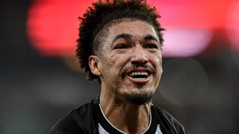 Adryelson Jogador do Botafogo comemora vitoria ao final da partida contra o Flamengo no estadio Maracana pelo campeonato BRASILEIRO A 2023. Defensor pode pintar no Colorado. Foto: Thiago Ribeiro/AGIF