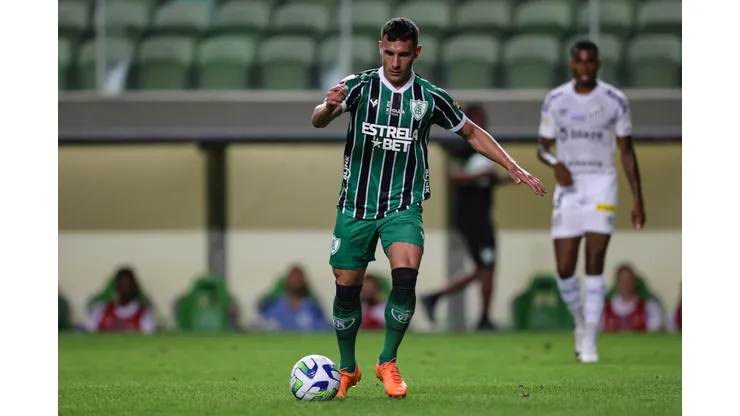 Martínez, com a camisa do América-MG, durante confronto contra o Santos no Campeonato Brasileiro de 2023.