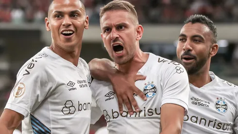 Bruno Uvini jogador do Grêmio comemora seu gol com jogadores do seu time durante partida contra o Athletico-PR no estádio Arena da Baixada pelo campeonato BRASILEIRO A 2023. Uvini está de saída. Foto: Robson Mafra/AGIF