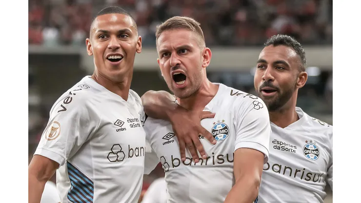 Bruno Uvini jogador do Grêmio comemora seu gol com jogadores do seu time durante partida contra o Athletico-PR no estádio Arena da Baixada pelo campeonato BRASILEIRO A 2023. Uvini está de saída. Foto: Robson Mafra/AGIF