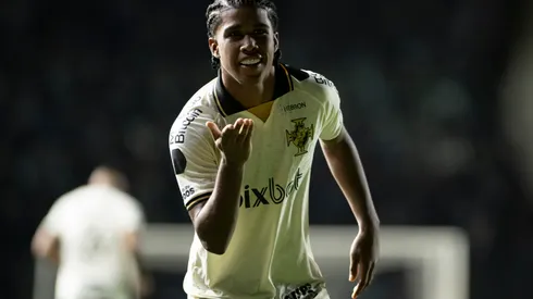 Andrey Santos atuando no Vasco em 2022