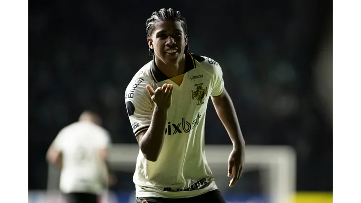 Andrey Santos atuando no Vasco em 2022