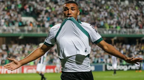 Igor Jesus com a camisa do Botafogo no Campeonato Brasileiro da Série B de 2019.