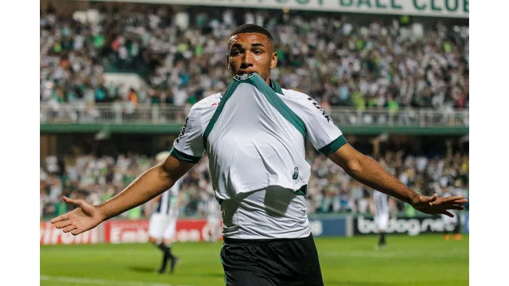 Igor Jesus com a camisa do Botafogo no Campeonato Brasileiro da Série B de 2019.