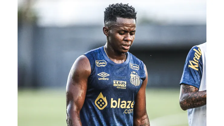 Cazares jogador do Santos durante treino no Centro de Treinamento CT Rei Pele. Notícia sobre o meia vazou nos bastidores. Foto: Reinaldo Campos/AGIF