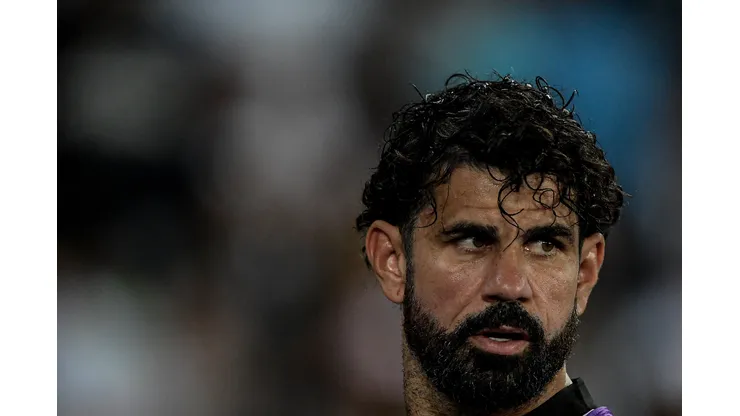 Diego Costa jogador do Botafogo durante aquecimento antes da partida contra o Defensa y Justicia no estadio Engenhao pelo campeonato Copa Sul-Americana 2023. Atacante foi cotado no Verdão. Foto: Thiago Ribeiro/AGIF