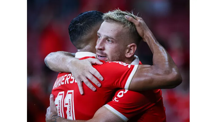 Pedro Henrique quando era jogador do Internacional comemora seu gol com Wanderson jogador da sua equipe durante partida contra o Caxias no estadio Beira-Rio pelo campeonato Gaucho 2023. Atacante pode ganhar espaço no Timão. Foto: Maxi Franzoi/AGIF