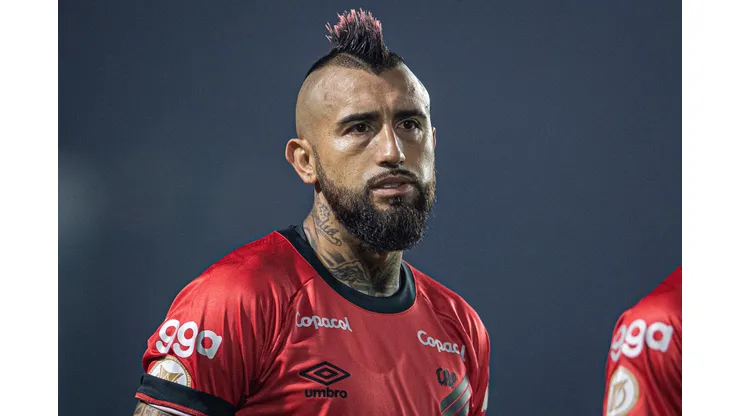 Vidal, atualmente jogador do Colo-Colo, enquanto era jogador do Athletico-PR. Isabela Azine/AGIF
