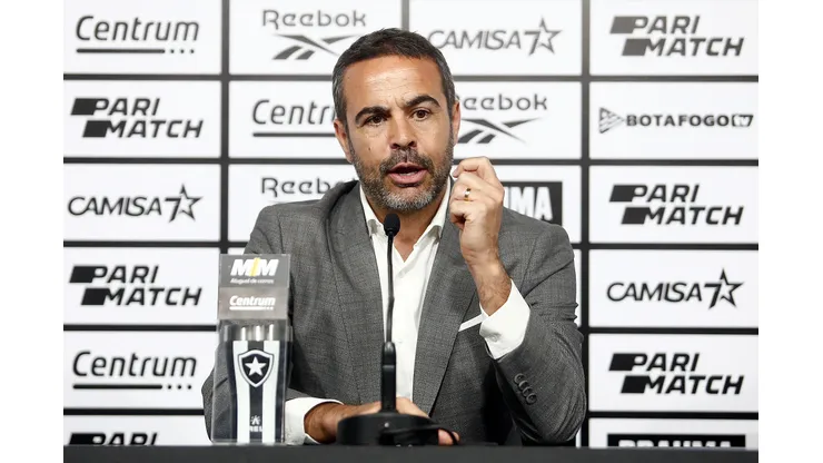 Artur Jorge durante sua coletiva de apresentação no Botafogo neste sábado (6).