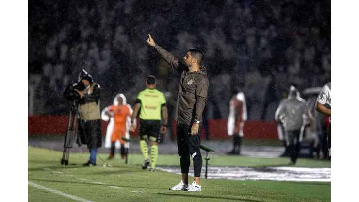 António Oliveira durante confronto contra o Botafogo-SP no Campeonato Paulista de 2024.