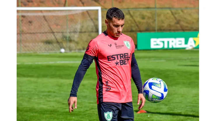 Foto: João Zebral / América - Martínez, com a camisa do América-MG, durante treinamento.