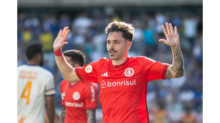 Mauricio jogador do Internacional comemora seu gol durante partida contra o Cruzeiro no estádio Mineirão pelo campeonato Brasileiro A 2023. Meia pode ser contratado pelo Fogão. Foto: Fernando Moreno/AGIF