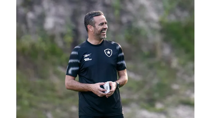 Foto: Vitor Silva/Botafogo - Artur Jorge em seu primeiro treinamento à frente do Botafogo na última sexta-feira (5).