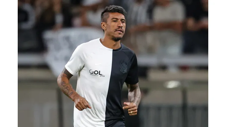 Paulinho durante confronto contra o Atlético-MG na Copa do Brasil.