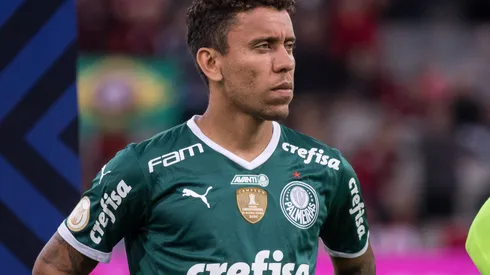 Marcos Rocha jogador do Palmeiras durante execucao do hino nacional antes da partida contra o Athletico-PR no estadio Arena da Baixada pelo campeonato Brasileiro A 2022. Lateral acabou de sofrer uma ação. Foto: Robson Mafra/AGIF