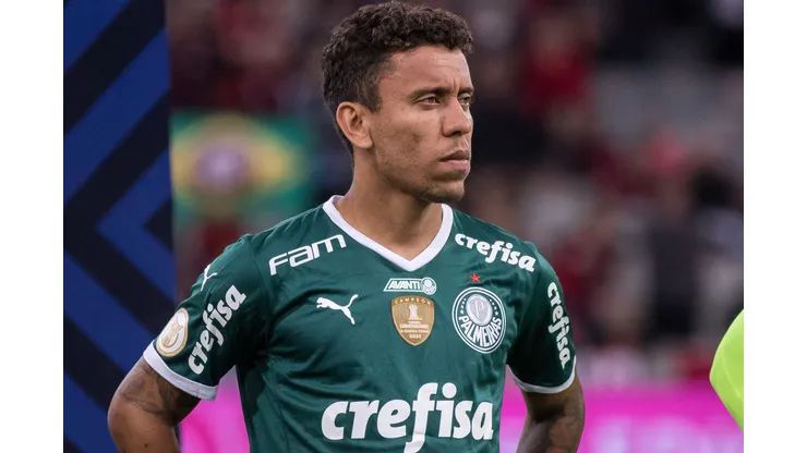 Marcos Rocha jogador do Palmeiras durante execucao do hino nacional antes da partida contra o Athletico-PR no estadio Arena da Baixada pelo campeonato Brasileiro A 2022. Lateral acabou de sofrer uma ação. Foto: Robson Mafra/AGIF