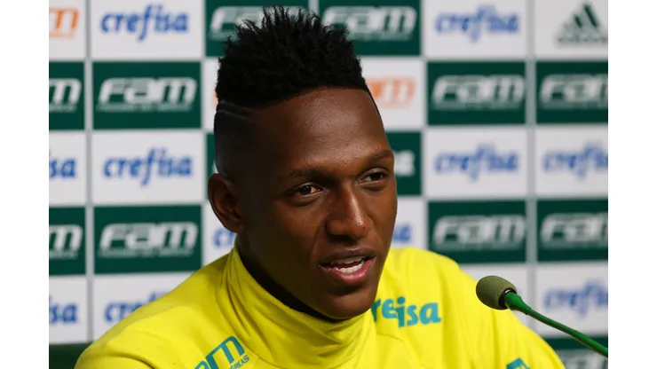 O jogador Mina, da SE Palmeiras, concede entrevista coletiva após treinamento, na Academia de Futebol. Atleta pode pintar no Internacional