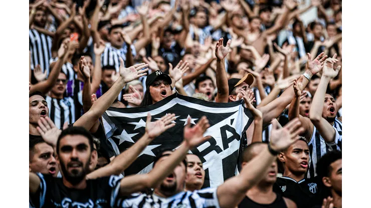 Torcida do Ceará deve colocar mais de 50 mil pessoas no Castelão — Foto: Kely Pereira/AGIF