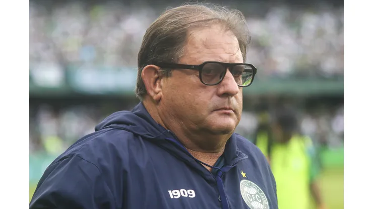 Guto Ferreira técnico do Coritiba durante partida contra o Athletico-PR no estadio Couto Pereira pelo campeonato Paranaense 2024.