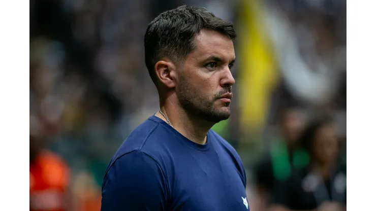Larcamón, técnico do Cruzeiro, durante confronto contra o Atlético-MG na primeira partida da final do Campeonato Mineiro.