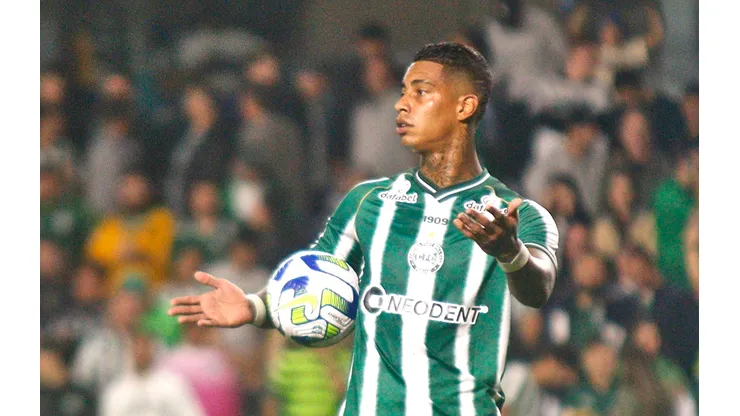 Alef Manda atuando no Coritiba em 2023