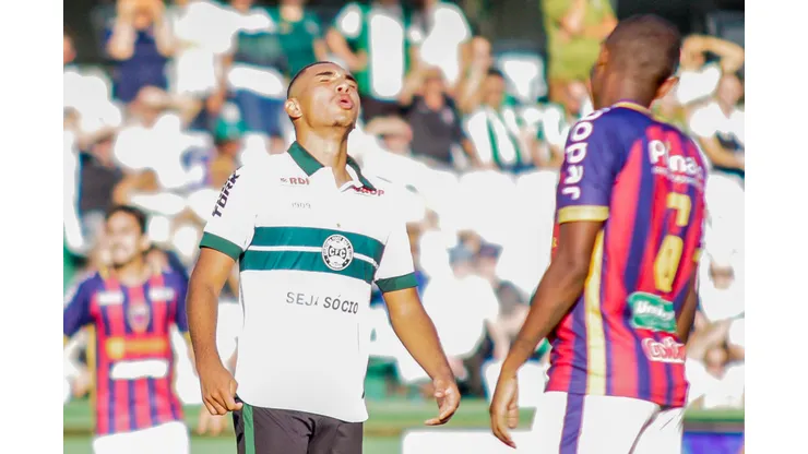 Igor Jesus atuando no Coritiba em 2019, hoje joga no Al Ahli